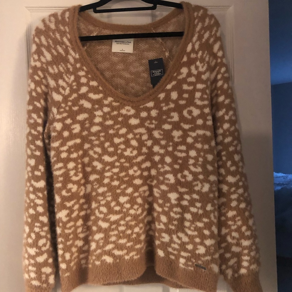 Ambercrombie sweater, size L NWT